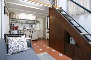 フィレンツェにあるConce Studio in Santa Croceの階段付きの部屋、リビングルーム(テーブル付)