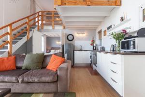 sala de estar con sofá y cocina en Harbour Terrace 48 by CTHA en Ciudad del Cabo