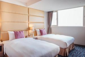 台北市にあるムジーク ホテル シーメン ステーション ブランチの窓付きのホテルの部屋にベッドが2つある +81枚の写真