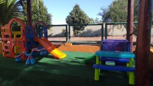 einen Spielplatz mit Rutsche in der Unterkunft 1307 AP 2 Quartos Shopping , banheira de hidro privativa , bebidas liberadas nas piscinas , e com internet no ap, proximo ao shopping singapura in Caldas Novas