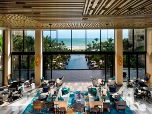 una vista sull'oceano dalla hall di un resort di InterContinental Phu Quoc Long Beach Resort by IHG a Phu Quoc