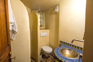 Koupelna v ubytování Riad Dar Bab Guissa