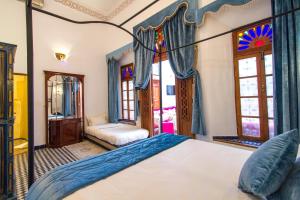 Postel nebo postele na pokoji v ubytování Riad Dar Bab Guissa