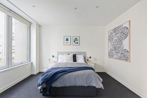 Ліжко або ліжка в номері Nook Melbourne Apartments : Collins Street - Melbourne CBD