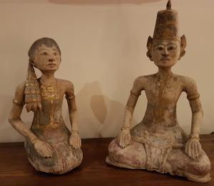 dos estatuas sentadas una junto a la otra en una mesa en Tantarra Bed & Breakfast en Warners Bay