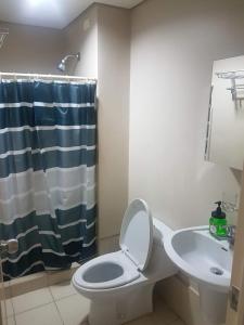 La salle de bains est pourvue de toilettes et d'un lavabo. dans l'établissement Cozy 922 at Tower One, à Cebu