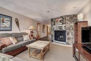 salon z kanapą i kominkiem w obiekcie 2065 The Pines Condo w mieście Keystone