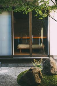 um quarto com uma cama dentro de um edifício em Wuz Kamogawa em Quioto