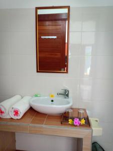 un bagno con lavandino e specchio di Dwiki Putra Home Stay a Nusa Lembongan