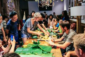 Tetamu yang menginap di SONDERIA Lazybones Hostel- Wenshu Temple Side, Chill Hostel with All-Day Brunch, Travel Agency in English & Local Bar Vibes
