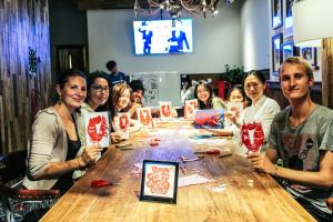 Tetamu yang menginap di SONDERIA Lazybones Hostel- Wenshu Temple Side, Chill Hostel with All-Day Brunch, Travel Agency in English & Local Bar Vibes