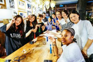 Tetamu yang menginap di SONDERIA Lazybones Hostel- Wenshu Temple Side, Chill Hostel with All-Day Brunch, Travel Agency in English & Local Bar Vibes