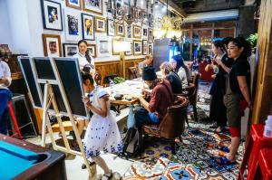 Tetamu yang menginap di SONDERIA Lazybones Hostel- Wenshu Temple Side, Chill Hostel with All-Day Brunch, Travel Agency in English & Local Bar Vibes