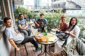 Tetamu yang menginap di SONDERIA Lazybones Hostel- Wenshu Temple Side, Chill Hostel with All-Day Brunch, Travel Agency in English & Local Bar Vibes