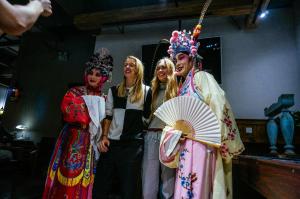 Tetamu yang menginap di SONDERIA Lazybones Hostel- Wenshu Temple Side, Chill Hostel with All-Day Brunch, Travel Agency in English & Local Bar Vibes