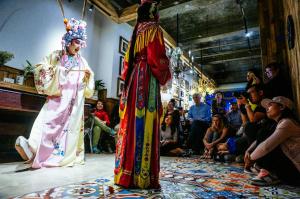 Tetamu yang menginap di SONDERIA Lazybones Hostel- Wenshu Temple Side, Chill Hostel with All-Day Brunch, Travel Agency in English & Local Bar Vibes
