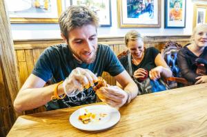 Tetamu yang menginap di SONDERIA Lazybones Hostel- Wenshu Temple Side, Chill Hostel with All-Day Brunch, Travel Agency in English & Local Bar Vibes