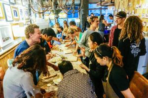 Tetamu yang menginap di SONDERIA Lazybones Hostel- Wenshu Temple Side, Chill Hostel with All-Day Brunch, Travel Agency in English & Local Bar Vibes