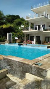 Swimming pool sa o malapit sa Ocean Resort Amed