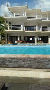 un edificio con piscina frente a un edificio en Ocean Resort Amed en Amed