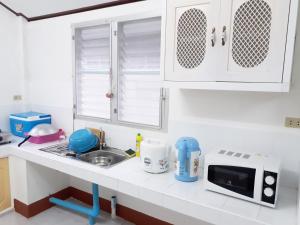Kuchyň nebo kuchyňský kout v ubytování Mae Rampung Beach House คาราโอเกะและสระเด็ก