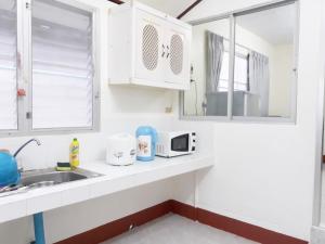 Kuchyň nebo kuchyňský kout v ubytování Mae Rampung Beach House คาราโอเกะและสระเด็ก