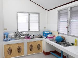 Kuchyň nebo kuchyňský kout v ubytování Mae Rampung Beach House คาราโอเกะและสระเด็ก