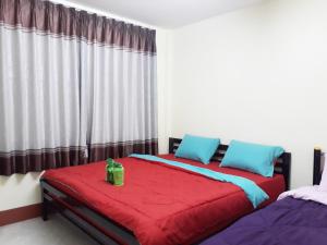 Postel nebo postele na pokoji v ubytování Mae Rampung Beach House คาราโอเกะและสระเด็ก