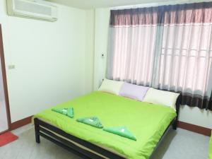Postel nebo postele na pokoji v ubytování Mae Rampung Beach House คาราโอเกะและสระเด็ก