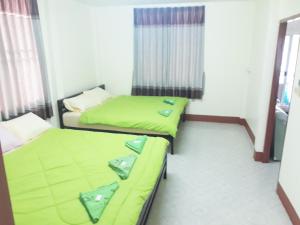 Postel nebo postele na pokoji v ubytování Mae Rampung Beach House คาราโอเกะและสระเด็ก