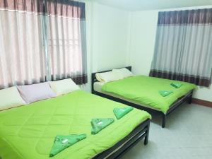Postel nebo postele na pokoji v ubytování Mae Rampung Beach House คาราโอเกะและสระเด็ก