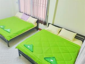 Postel nebo postele na pokoji v ubytování Mae Rampung Beach House คาราโอเกะและสระเด็ก