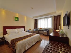a hotel room with a bed and a desk at Greentree Alliance Beijing West Railway Station Zhanqian North Square Hotel in Beijing
