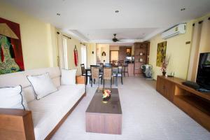 Summer time villa في ترات: غرفة معيشة مع أريكة وطاولة