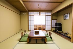 ein Esszimmer mit einem Tisch und Stühlen in der Unterkunft Hotel Binario Saga Arashiyama in Kyoto
