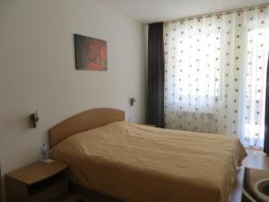 パンポロボにあるApartment "Moni"のベッドルーム(ベッド1台、窓付)