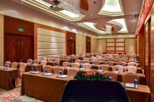 Cinese Hotel Dongguan Shijie tesisinde bir iş alanı ve/veya konferans odası