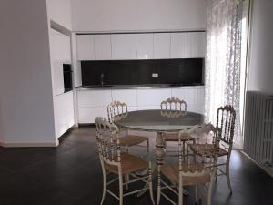 a kitchen with a table and chairs in a room at Casa Savoia in Desenzano del Garda