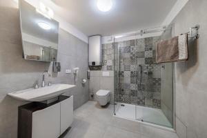 La salle de bains est pourvue d'un lavabo, d'une douche et de toilettes. dans l'établissement Slovanský penzion, à Mikulčice
