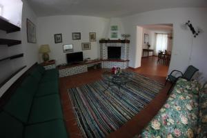 salon z kanapą i kominkiem w obiekcie Tenuta Conte Ruggero w mieście Santa Domenica