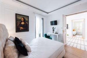 biała sypialnia z dużym białym łóżkiem w pokoju w obiekcie La Canea Canvas 1 w Chanii