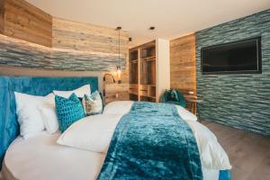 A bed or beds in a room at Chalet SALENA luxury lodge