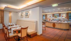 ein Restaurant mit Tischen und Stühlen und eine Bar in der Unterkunft Hotel Passauer Wolf in Passau