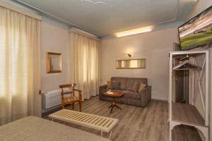 ein Wohnzimmer mit einem Sofa und einem Tisch in der Unterkunft Le Camere di Caterina in Lucca