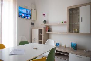 Camera con tavolo, sedie e TV di Le Torri dell'acqua a Palermo