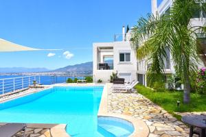 una piscina en una casa con vistas al agua en Verga Villas Resort, en Kalamata