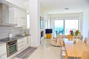 cocina y sala de estar con mesa y comedor en Verga Villas Resort, en Kalamata