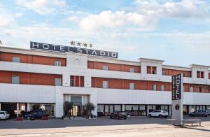 ein Hotelschild auf einem Gebäude in der Unterkunft Stadio Hotel in Piacenza