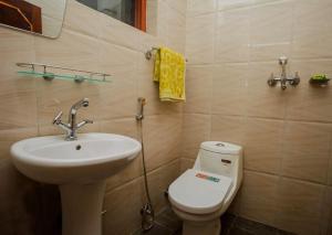 Ein Badezimmer in der Unterkunft Langtang View Nagarkot Bed and Breakfast