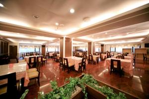 A restaurant or other place to eat at Ming Lu Holiday Hotel